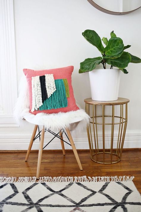 Yarn Fringe Pillow DIY A Beautiful DIY Yarn Fringed Throw Pillow | Diy