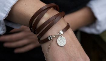Bracelet en cuir /à breloque en forme de c/œur argent/é et coffret pour jeune fille de 4-7/ ans 16/ cm