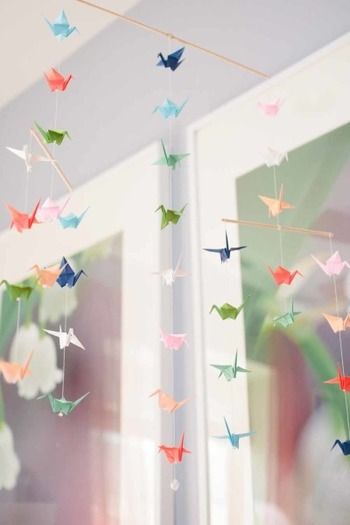 発想が斬新 Origami 折り紙 がオシャレに彩る外国人のお部屋 キナリノ Origami Mobile Paper Crafts Paper Crane Mobile 発想が斬新 Origami 折り紙 がオシャレに彩る外国人のお部屋 キナリノ Origami Mobile Paper Crafts Paper Crane Mobile