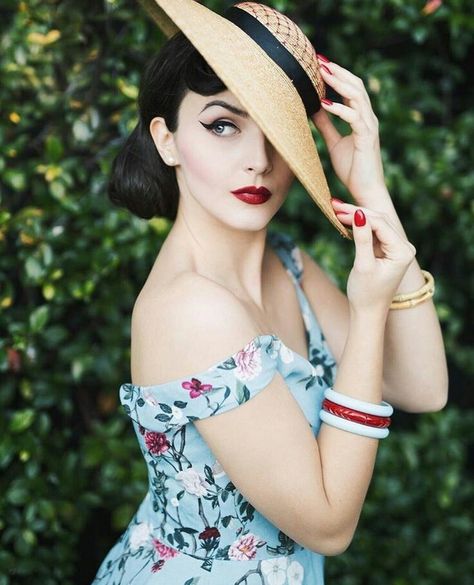 Model tinder vintage girl