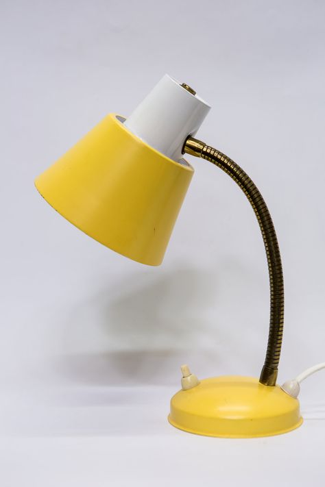 Vintage bureaulampje, klein van stuk met knalgele accenten ...