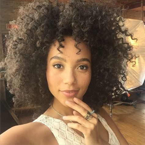 Curlyhairbeautiful Elizty Eli Schone Frauen Afro Und Frau