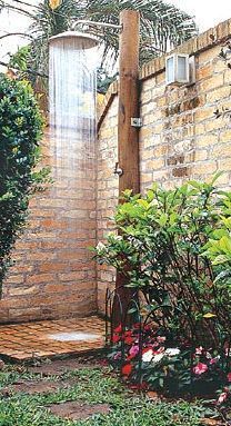 37 cantinhos charmosos para seu quintal | Blog da Mari Calegari Indoor Outdoor Bathroom, Outdoor Baths, Outdoor Rooms, Outdoor Living, Outdoor Seating, Diy Outdoor, Backyard Garden, Backyard Landscaping, Pallet Garden