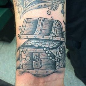 Embrace Your Inner Pirate With These 15 Treasure Chest Tattoos Pirate Tattoo Traditional Pirate Tattoo Traditional Nautical Tattoo