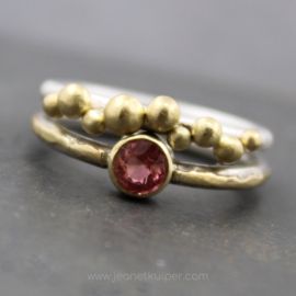 Zilveren handgemaakte ring met amethyst en geelgoud