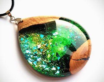 articles similaires a pendentif en bois d olivier et resine epoxy coucher de soleil sur etsy fashion jewelry jewelry resin jewelry