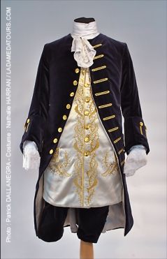 Habit à la française 18ème époque Louis XV avec broderies Habit à la Française, époque Louis XV | Veste, Gilet