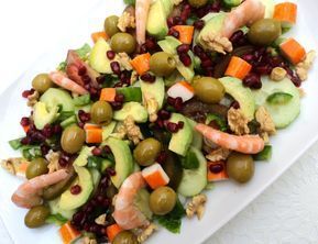 Ensalada Completa Con Nueces Y Granadas Con Embutido Para Cenar Ensaladas Cenas Comida