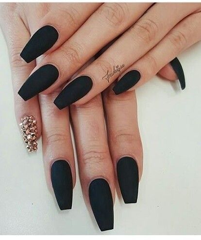 Nails ▫Matte Black W/Gold