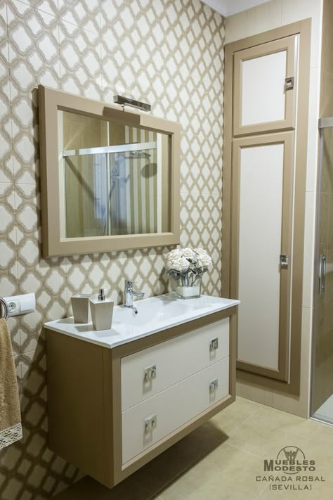 Mueble De Baño Suspendido En Color Blanco Roto Y Beige Dos Cajones Con Frenos Y Espejo Compañero Armario Muebles De Baño Diseño De Baños Muebles Para Tienda