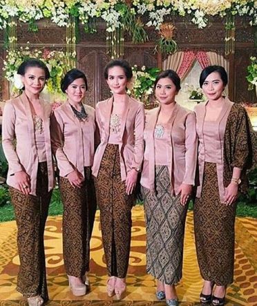 15+ Trend Terbaru Kebaya Warna Gold Modern