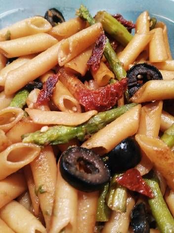 Pasta Con Espárragos Tomate Seco Y Aceitunas Negras Receta De Mire Receta Pasta Con Esparragos Recetas De Pastas Recetas De Pasta Vegana