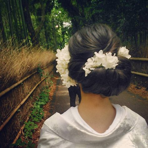 Darkcolorも やんわり纏めて 季節だし 紫陽花に 花びらのふわふわが 柔らかさも出ていい感じです Serlia プレ花嫁 上品 紫陽花 白無垢 ウエディング ヘアメイク ウェディング ヘアスタイル ヘアメイク 卒業式 髪型 Darkcolorも やんわり纏めて 季節だし 紫陽花に 花びらのふわふわが 柔らかさも出ていい感じです Serlia プレ花嫁 上品 紫陽花 白無垢 ウエディング ヘアメイク ウェディング ヘアスタイル ヘアメイク 卒業式 髪型