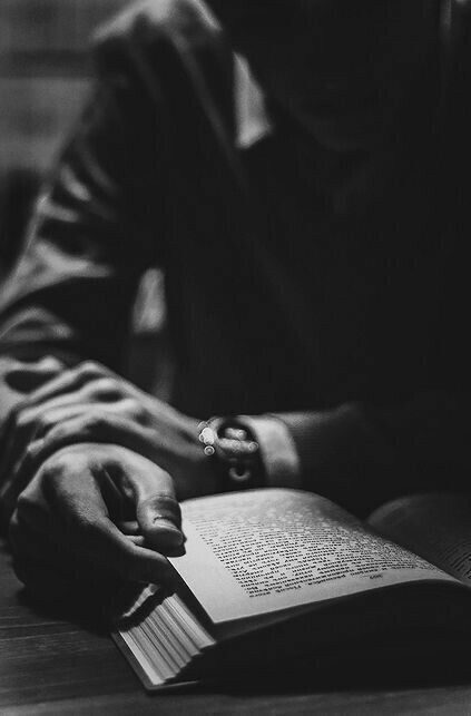 Pin by Rebeca Albu on Reading a book!! | Guys read, Dark photography, Book photography