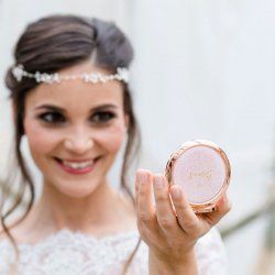 Was Braucht Eine Braut Etwas Altes Etwas Neues Etwas Geborgtes In 2021 Braut Taschenspiegel Hochzeit Brauche
