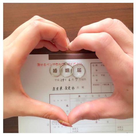 入籍しましたのご報告に インスタでいいねされる可愛い 婚姻届 の撮り方のコツ のトップ画像 結婚指輪の写真 指輪の写真 婚姻届 入籍しましたのご報告に インスタでいいねされる可愛い 婚姻届 の撮り方のコツ のトップ画像 結婚指輪の写真 指輪の写真 婚姻届