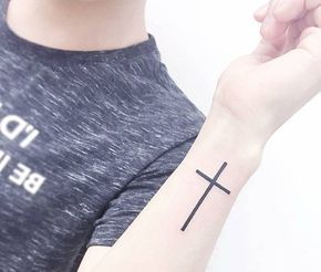 Simbología De Los Tatuajes De Cruces Tatuaje De Cruz En Muñeca Cruz En La Muñeca Tatuajes Pequeños De Cruz