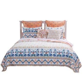 Mobilier De Chambre A Coucher En Bois Massif 2 Tons Avec Literie Blanche Et Grise Bois Lit Jcperreault Corne Chalet Home Decor Furniture Bed