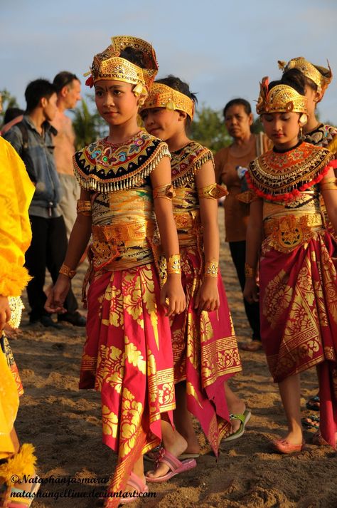 traditional outfits around the world