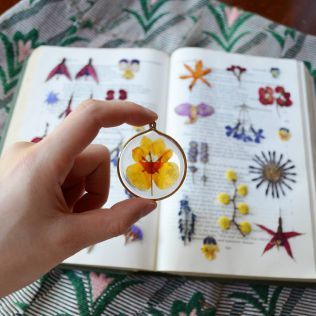 押し花とレジンが融合したこんなに素晴らしいアクセサリーを手作り Poptie ポップタイ 樹脂クラフト 押し花クラフト 樹脂ジュエリー 押し花とレジンが融合したこんなに素晴らしいアクセサリーを手作り Poptie ポップタイ 樹脂クラフト 押し花クラフト 樹脂ジュエリー