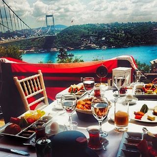 مطعم يلدز حصار من المطاعم الراقية والمتميزة بإطلالة خلابة على جسر الفاتح في اسطنبول الاوربية في منطقة روملي حصار المطعم ضخم istanbul travel istanbul boat