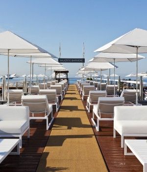 fabrication de parasols pour l hotel majestic a cannes parasol umbrella agencement plage hotel terrasse parasolprofessionnel parasols terrasse parasol