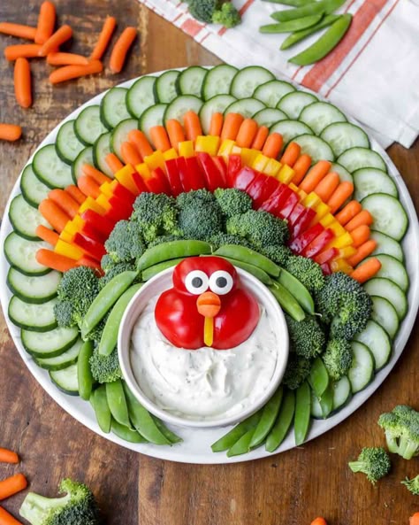 The most festive turkey veggie tray you will ever make (even the kids can help)! Perfect for your Thanksgiving dinner with friends and family. Thanksgiving Veggie Tray, Turkey Veggie Tray, Veggie Platters, Thanksgiving Cooking, Holiday Cooking, Holiday Recipes, Thanksgiving 2020, Thanksgiving Outfit, Thanksgiving Crafts