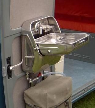 Thetford Banktoilette Einem Klappbaren Waschbecken Und Einer Dusche Das Warmwasser Wird Uber Einen 15 Liter Boiler 230v Aufgeh Waschbecken Dusche Toilette