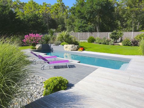 La piscine paysagée par lu0027esprit piscine - 8 x 3,5 m Revêtement gris - piscine en bloc a bancher La piscine paysagée par lu0027esprit piscine - 8 x 3,5 m Revêtement gris - piscine en bloc a bancher