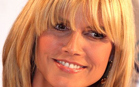Der Startschuss Ist Gefallen Heidi Klum Und Ihre Helfer Starteten Die Dritte Staffel Von Germany S Next Topmodel B Cosmopolitan Best Makeup Products Makeup
