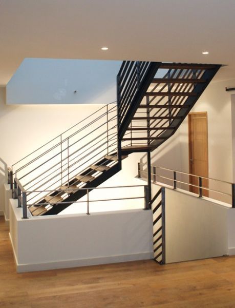 Menuiserie aluminium noir #loft #béton #menuiserie #aluminium - escalier interieur de villa Menuiserie aluminium noir #loft #béton #menuiserie #aluminium - escalier interieur de villa