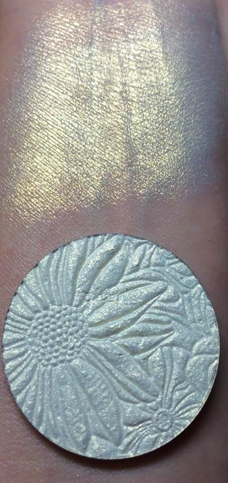 Gold Fx Pressed Highlighter Extreme Highlighter White Gold Base That Gives You An Extreme Shine Blend On To The Extreme Glow Beauty Blender Highlighter
