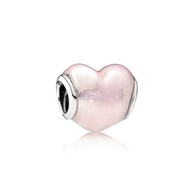Le charm cœur signature de PANDORA s'embellit de nouveaux atours ... Le charm cœur signature de PANDORA s'embellit de nouveaux atours ...