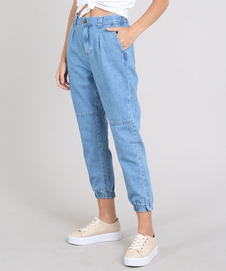 Calça feminina confeccionada em jeans. A modelagem jogger é soltinha com gancho deslocado. O modelo tem dois bolsos f… | Jeans feminino, Calça jeans feminina, Calça