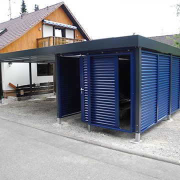 Dieser Carport Hat Neben Der Schutzfunktion Fur Das Fahrzeug Auch Noch Einen Integrierten Schuppen Nebst Eingang I In 2020 Carport Mit Schuppen Carport Schuppen Design