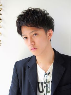 もはやメンズヘアの定番スタイルとなったツーブロックですが アシメ 左右非対称 にカットしたりスタイリングすることでひと味違う表情が出ます 定番のツーブロックスタイルだからこそ 周囲に差をつけたいですよね 今回はcoolで程よくアレンジの効いたアシンメトリー もはやメンズヘアの定番スタイルとなったツーブロックですが アシメ 左右非対称 にカットしたりスタイリングすることでひと味違う表情が出ます 定番のツーブロックスタイルだからこそ 周囲に差をつけたいですよね 今回はcoolで程よくアレンジの効いたアシンメトリー