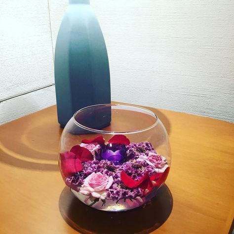 お花を飾りましたこんなボール型のガラスの器にお花を浮かべて近くにライトを照らすとっても素敵なインテリアになります子供の寝顔と大好きなラジオ番組を聴きながら優雅な夜 花 インテリア バラ 優雅 ラジオ 赤 グリーンルーム由花 アトリエ由花 ガラス