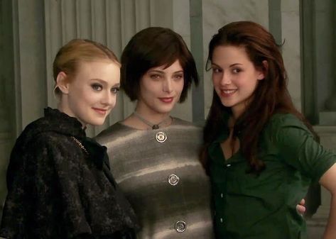 Twilight Saga On Instagram Behind The Scene Picture From Newmoon Qotd Who Is Your Fav Character From Twilight Funny Twilight Film Twilight Saga New Moon