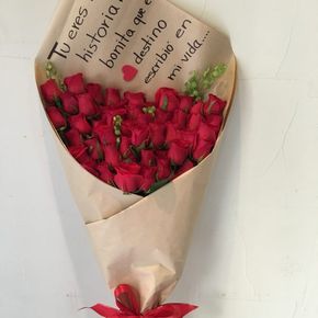 Bouquet De 100 Rosas Rojas Flores Regias Bouquet De Rosas Rojas Rosas Rojas Moños De Liston