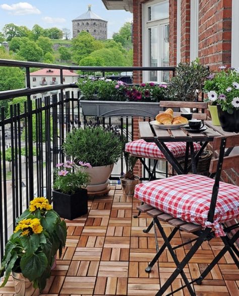 kleiner Balkon gestalten Metall Geländer Pflanzen Kasten home - balkon ideen blumenkasten gelander kleiner Balkon gestalten Metall Geländer Pflanzen Kasten home - balkon ideen blumenkasten gelander