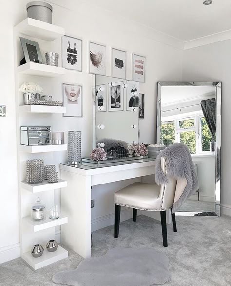 10 vanity mirrors with light ideas you need to spruce up your vanity table #GirlsRoom #AmourRoom #BestBedroomGirls #VanityMirrorWithLights #Ikea #Esty #VanityDecor #MakeupRoom #Girls#VanityMirrorIdeas #DIYVanityMirrorIdeas Bedroom Decor For Teen Girls, Room Ideas Bedroom, Home Decor Bedroom, Bedroom Interior, Master Decor, Bedrooms Ideas For Small Rooms, Ikea Room Ideas, Twin Girl Bedrooms, Vibey Room