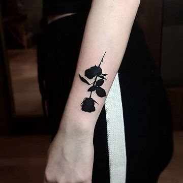 Tradicionales Y Coloridos Tattoos De Rosas En El Brazo Tatuajes Tatuaje Rosa Negra Tatuajes De Arte Corporal