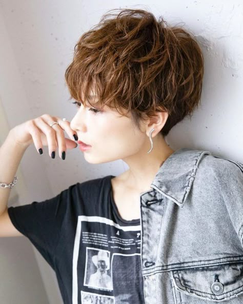 白髪 ヘアスタイル のアイデア 300 件 21 ヘアスタイル ヘアカット ショートのヘアスタイル 白髪 ヘアスタイル のアイデア 300 件 21 ヘアスタイル ヘアカット ショートのヘアスタイル