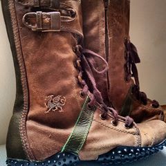 Bota CARMIM / Pulo do gato!!! Estilo coturno de couro, solado emborrachado, número 35. #coturnofeminino #decouro #carmim #rave #pa… | Boots, Combat boots, Army boot