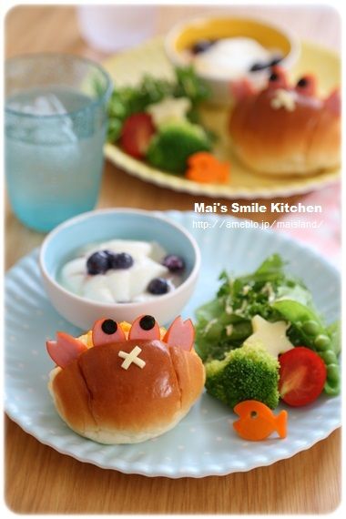 こんにちは 前回に続いて今日も朝ごはんのワンプレート作りました 今回も簡単に作れちゃうこんな子です カニさんのロールサンド チョキチョキ カニさんのロールサンド パーツをちょこんと乗せるだけ お子様ランチ プレート 子供 レシピ ロールサンド
