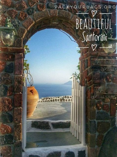An impromptu trip to Santorini – Pack your bags