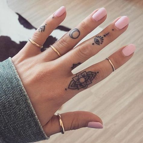 Tatuajes Pequenos En Los Dedos De Una Mujer Flor Ojo La Luna Unas Pintadas Tattoo Sharpie Tattoos Minik Dovmeler Mini Tattoos Tatuajes Pequenos En Los Dedos De Una Mujer Flor Ojo La Luna Unas Pintadas Tattoo Sharpie Tattoos Minik Dovmeler Mini Tattoos