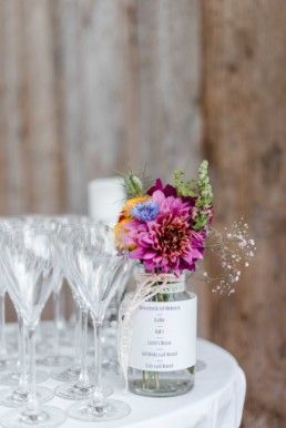 Berghochzeit Almhochzeit Im Bayerischen Wald Diy Deko Und Wiesenblumen In Rustikaler Location Veronika Anna Fotograf Berghochzeit Hochzeit Hochzeitsfeier