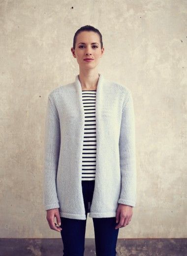 Met dit gratis breipatroon kun je een vest met sjaalkraag Breipatroon Gebreid vest met sjaalkraag