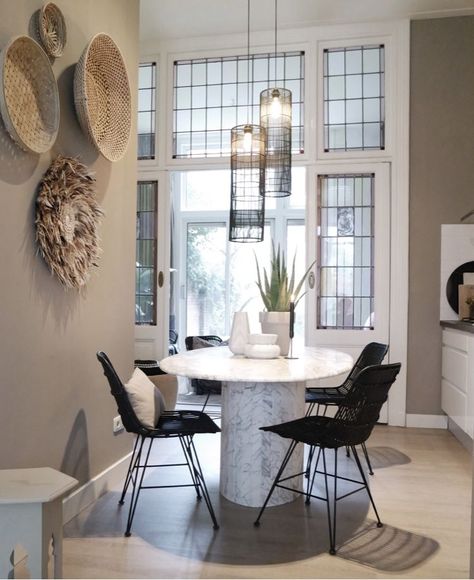 Een ovale tafel in de eetkamer zorgt voor een ruimtelijk ...